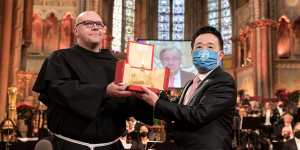 FAO Director-General accepts Lamp of Peace award on behalf of UN Secretary-General